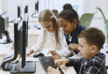 Inteligência Artificial deve atingir 50% das escolas do país até 2030: entenda a tendência